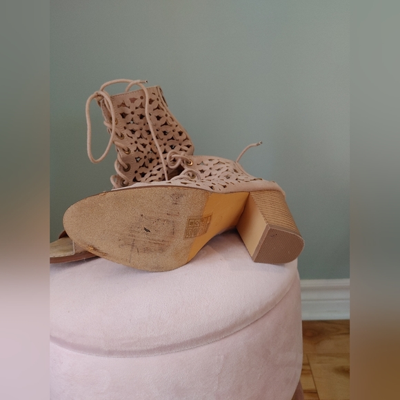 Yoki Brie Lace up Block Heal Bootie - Picture 5 of 6